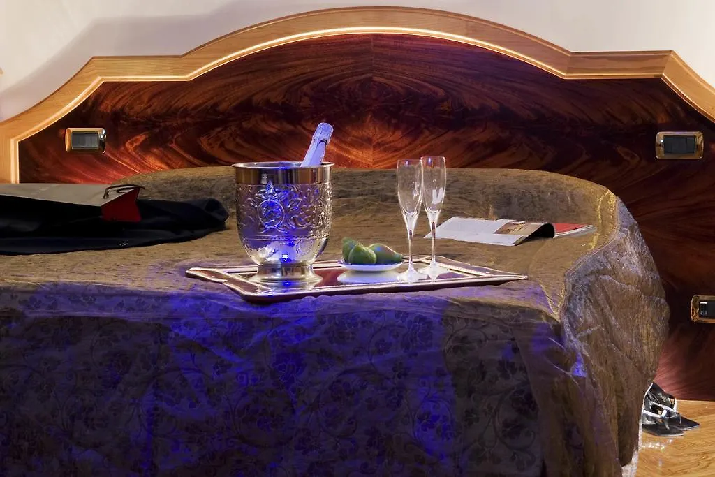 ** Guest house Relais Conte Di Cavour De Luxe Hotel Rome Italy